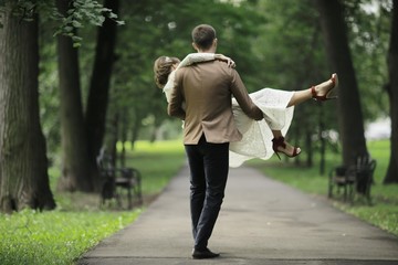 Obraz premium Wedding dance in the park of young bride and groom