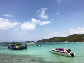 Fototapeta na wymiar Travel on vacation time in summer of beautiful bay and beach with boats. Koh Larn island in pattaya Thailand.