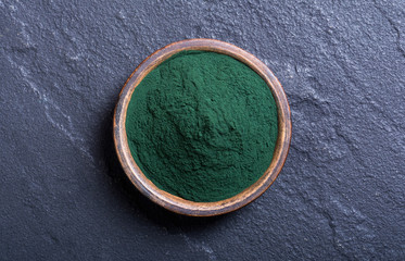 Green spirulina powder and pills