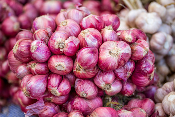 red onion for sale in the market