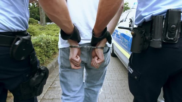 Verhaftung eines Verbrechers in Handschellen