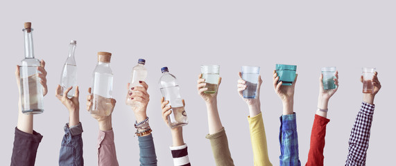 Verschiedene Leute mit Wasserflaschen und Glas