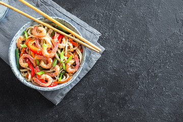Stir fry with shrimps (prawns) and noodles