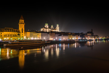 Fototapeta na wymiar Nachtaufnahme von Passau