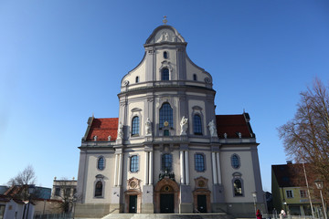 Fototapeta na wymiar Kirche in Altoetting
