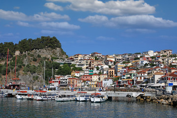 Fototapeta na wymiar castle on hill and old colorful buildings Parga Greece