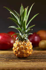 Ananas na czarnym tle © Wojciech