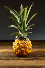 Ananas na czarnym tle © Wojciech
