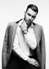 Homme classe en studio