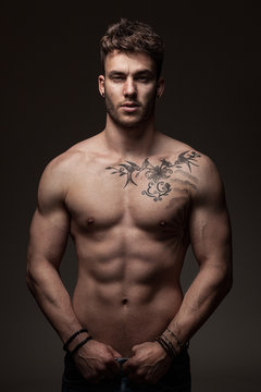 Mod&egrave;le masculin &agrave; torse nu en studio