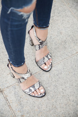 Chaussures à talon (sandales) au pied d'une femme