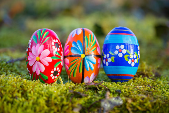 Drei bunte Ostereier in der Natur