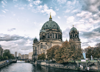 Obraz na płótnie Canvas Berliner Dom (Berlin cathedral) over Spree river 