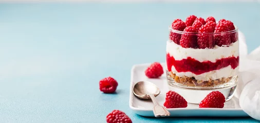 Photo sur Plexiglas Dessert Dessert framboise, cheesecake, bagatelle, souris dans un verre. Espace de copie