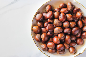 Obraz premium Fresh chestnuts viewed from above