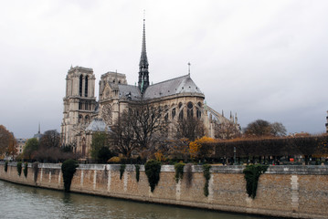Fototapeta na wymiar Cityscape of Paris with a view of the cathedral Notre Dame in autumn.