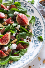 Salade de Figues Fraîches, pousse d'Epinard, Noix et Féta