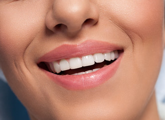 Naklejka premium Close up of beautiful healthy smile