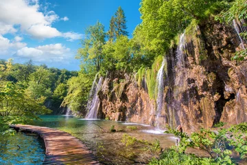 Fototapete Rund Unglaublich schöne fabelhafte magische Landschaft mit einer Brücke in der Nähe des Wasserfalls in Plitvice, Kroatien (Harmonie-Meditation, Antistress - Konzept) © anko_ter