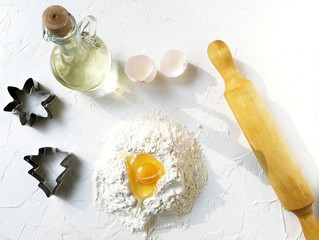  инструменты для  приготовления печенья на белом фоне...