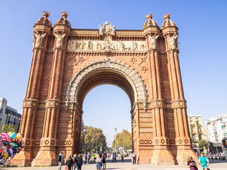 Fototapeta na wymiar Arco del triunfo in Barcelona downtown