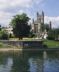 Fototapeta na wymiar England, Somerset, Bath Abbey and the park