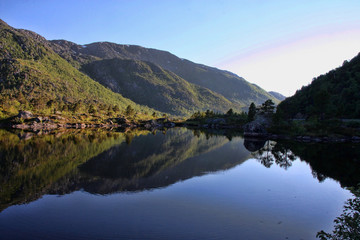 Naklejka premium Amazing nature of the serene Norwegian Bay, Norway