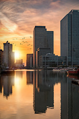 Naklejka premium Die Wolkenkratzer von Canary Wharf in London bei Sonnenuntergang