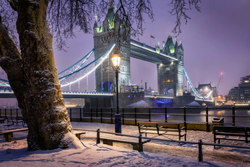 Naklejka premium Londyn w zimie: śnieżny Tower Bridge wieczorem