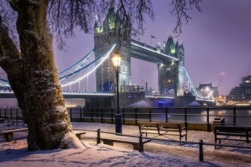 London im Winter: die verschneite Tower Bridge am Abend © moofushi