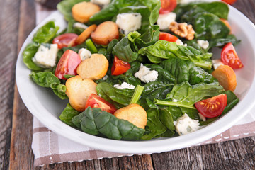 spinach salad with vegetable