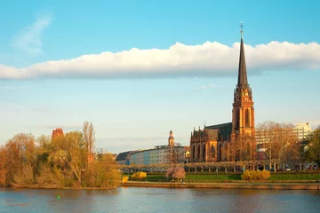 Dreikönigskirche und Main, Frankfurt, Hessen, Deutschland © Jose Luis Stephens