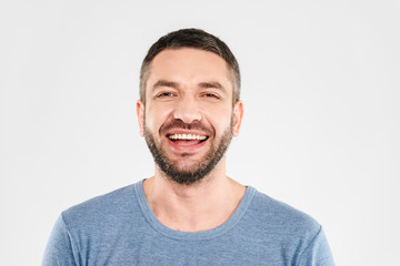 Fototapeta premium Przystojny szczęśliwy młody człowiek na białym tle