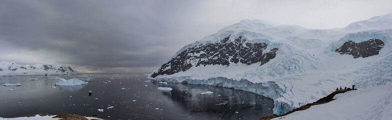 Fototapeta na wymiar Antarctic seascape with ice