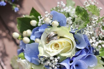 Ringe und Blumen