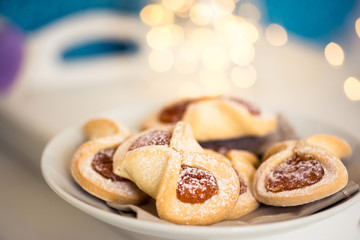 Biscotti con marmellata si sfondo blu