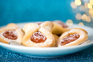 Biscotti con marmellata si sfondo blu