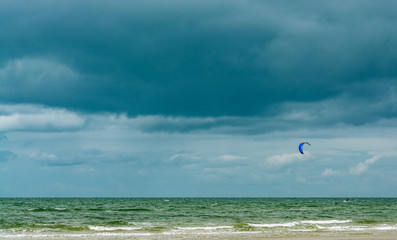 Kitesurfer im Meer