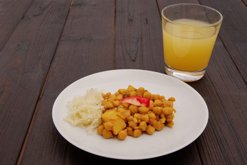 Spicy chickpeas with cabbage