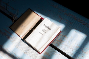 liegengelassenes GEsangsbuch in einer verlassenen Kirche - Grönland