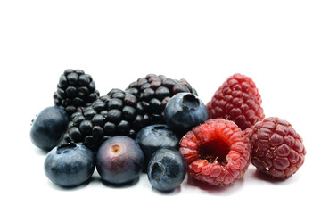 beerenmix beerenmischung Himbeeren Blaubeeren heidelbeeren Brombeeren  isoliert freigestellt auf weißen Hintergrund, Freisteller

