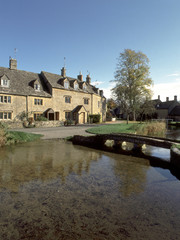 Fototapeta na wymiar England, Gloucestershire, Cotswolds, Lower Slaughter, River Eye, Cotswold cottages