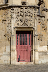Fototapeta na wymiar Decorated door and doorway in Paris