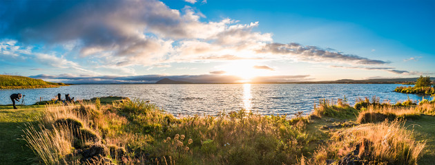 Panoramablick auf den Sonnenuntergang am See Myvatn auf Island, Sommer