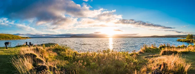 Fototapeten Panoramablick auf den Sonnenuntergang am See Myvatn auf Island, Sommer © neurobite
