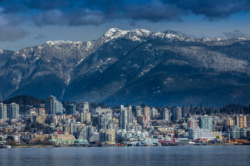 Naklejka premium Góry Skaliste i budynki, North Vancouver, Brytyjska Kolumbia, Kanada.