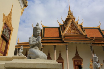 Phnom Penh palace with the Buddhist statue  