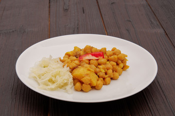 Spicy chickpeas with cabbage