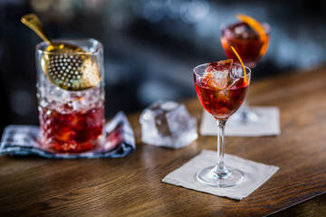 Manhattan-Cocktail-Getränk, das auf der Bartheke in einem Pub oder Restaurant dekoriert ist.
