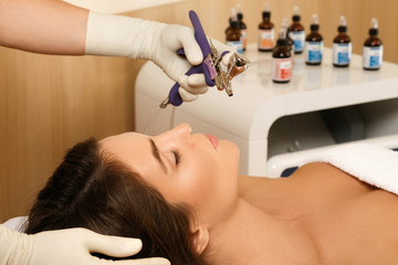 Obraz na płótnie Canvas Woman in the beauty salon during Bio oxidation therapy